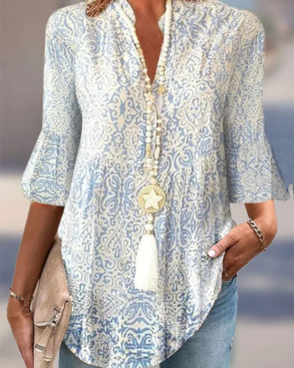 Kvinnlig boho-blus med blommönster i blått - stilfull topp med 3/4-ärmar för vardagen