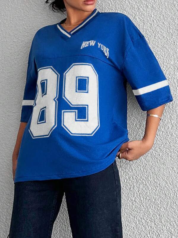 Kvinnors oversized varsity t-shirt - avslappnad passform med sportiga detaljer för vardagligt bruk