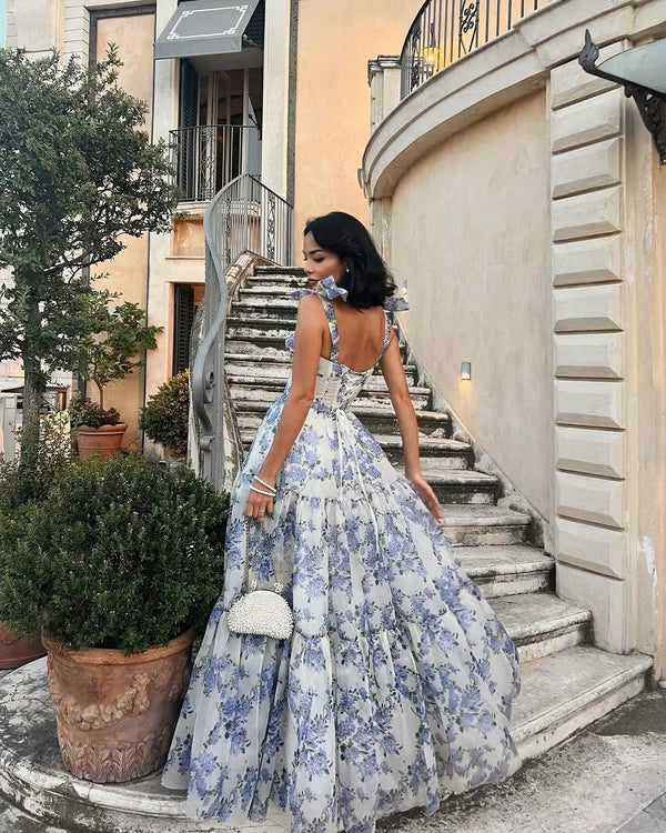 Sophia blossom - elegant blommig maxi klänning med band i blå