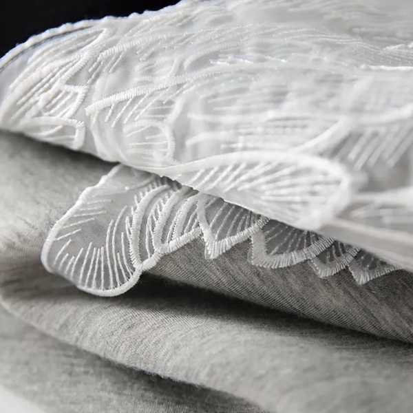 Svart premium sweatshirt - stilfull damtröja med vinge detaljer