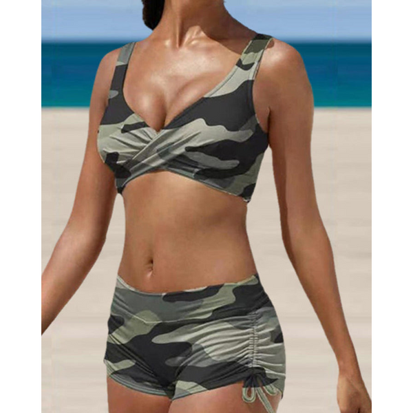 2-delad dambikini med camouflage och höga shorts - för härliga stranddagar