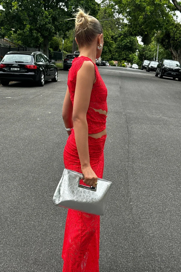 2-delad klänning för damer i elegant spetsdesign - röd cropped topp och kjol för speciella tillfällen