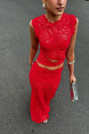 2-delad klänning för damer i elegant spetsdesign - röd cropped topp och kjol för speciella tillfällen