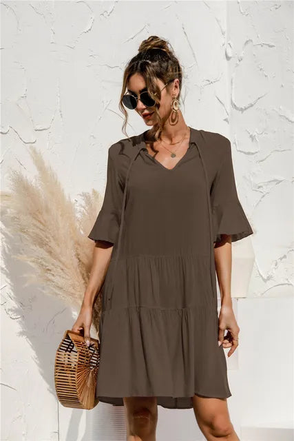 Kvinnors avslappnad miniklänning med utsvängda ärmar - blommig lagerdesign för sommarens evenemang