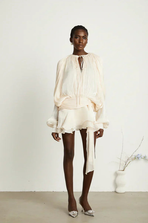 Kvinnorsk partyklänning med ballongärmar - flödande silhuett för särskilda tillfällen