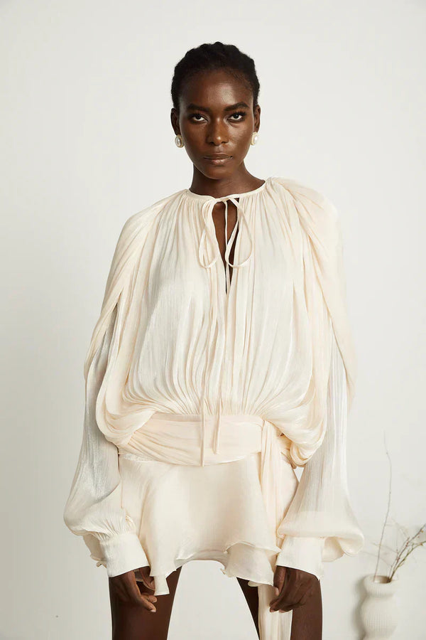 Kvinnorsk partyklänning med ballongärmar - flödande silhuett för särskilda tillfällen