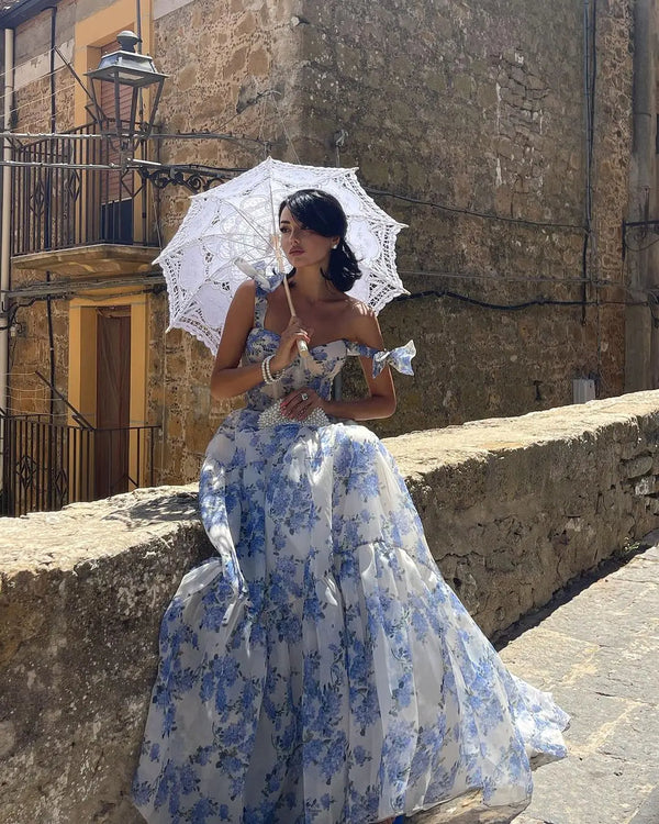 Sophia blossom - elegant blommig maxi klänning med band i blå