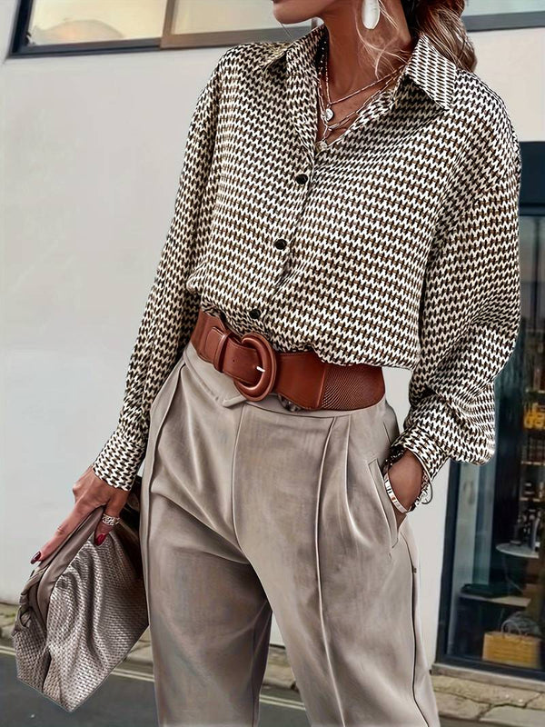 Kvinnors blus med vintage-mönster – lätt brun kontorsklädsel med klassisk lång ärm och knappstängning