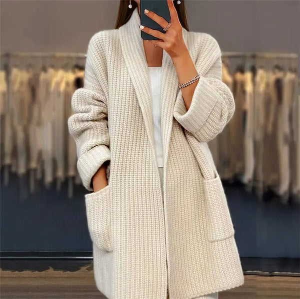 Kvinnors cardigan i mjuk beige stickning - avslappnad lagerpiece för både vardagliga och eleganta stilar