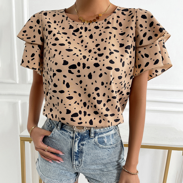 Kvinnors luftiga sommarblus - trendig beige topp med svarta prickar för eleganta tillfällen - stiligt helmönster
