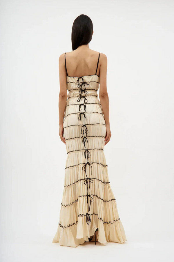 Kvinnors avslappnade klänningar beige volang maxi-klänning - elegant kvällsoutfit med dragsnören