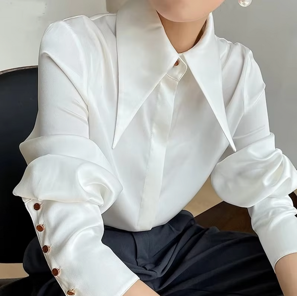 Kvinnors satinblus - elegant kontorsmode med stiliga långärmar och modern krage