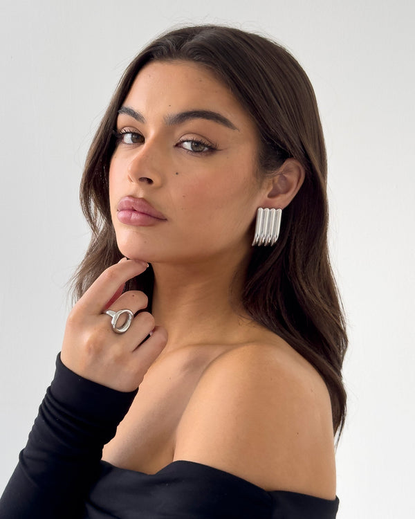 Damring med ihålig design – en chic accessoar för vardaglig elegans