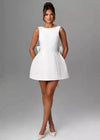 Vit mini-klänning med pärlprydd rosett på ryggen för damer