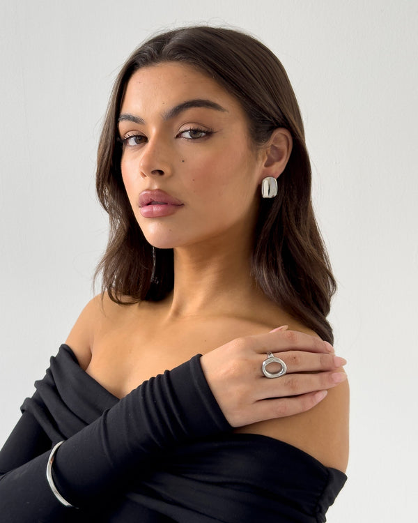 Damring med ihålig design – en chic accessoar för vardaglig elegans