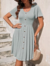 Kvinnors avslappnade klänning - kortärmad knäppning för sommaren