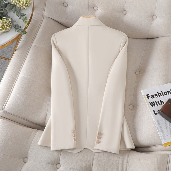 Skräddarsydd kavaj för damer - elegant slimmad jacka för professionell stil