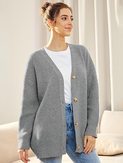 Kvinnors mysiga oversized cardigan - avslappnad passform i stickat med lång ärm och knappdesign för vardagsbruk