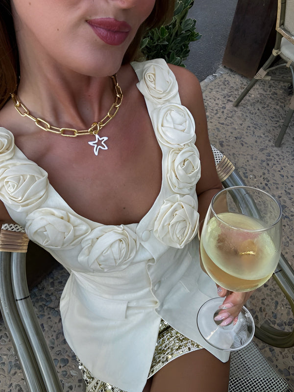 Vit blommig tanktopp - elegant ärmlös blus för damer