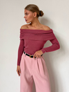 Kvinnors off-shoulder stickad jumper - elegant långärmad topp för avslappnad eller kvällsbruk