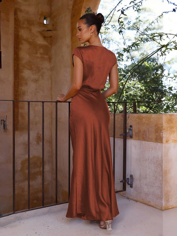 Sofistikerad satin klänning - v-ringad kvällsklänning för speciella tillfällen