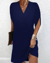 Avslappnad klänning - elegant damklänning med chic v-ringning och delade ärmar