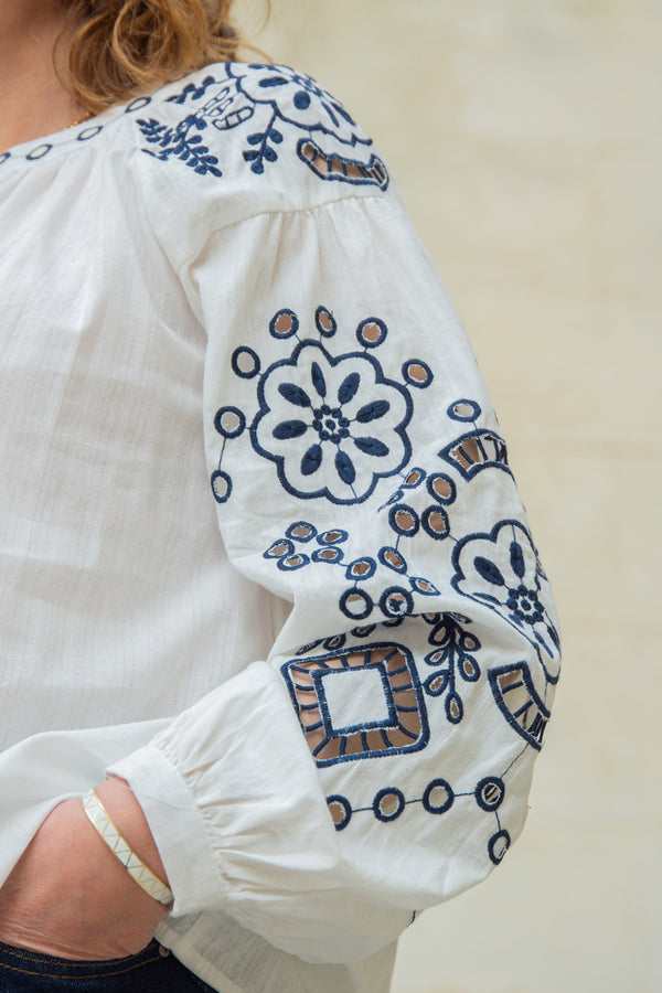 Kvinnors broderade blus i elegant vitt med marin detaljer - stilig och mysig casual topp