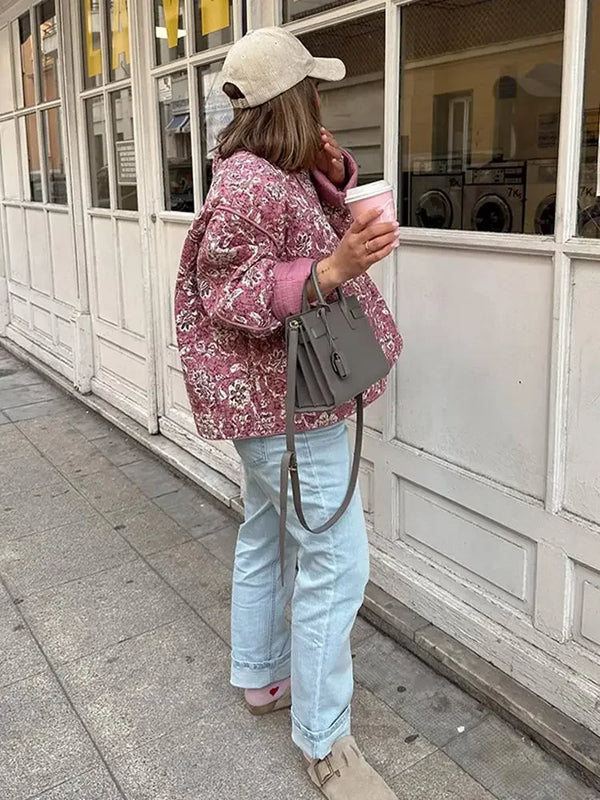 Kvinnors quiltad blommig jacka – elegant och avslappnad ytterkläder i mysig rosa