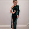 Elegant aftonklänning i sammet med förförisk slits – sofistikerad design med en axel för speciella tillfällen