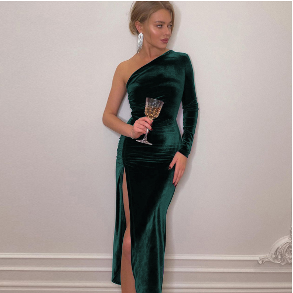 Elegant aftonklänning i sammet med förförisk slits – sofistikerad design med en axel för speciella tillfällen