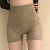 Ribbade högmidjade shorts - eleganta stickade shorts för kvinnor