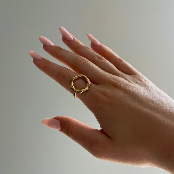 Öppen cirkelsring för kvinnor - elegant gulddesign för alla tillfällen