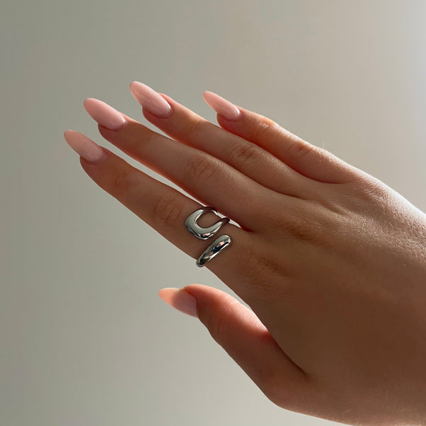 Snygg ring med konstnärlig design – modern skulptural accessoar för alla tillfällen