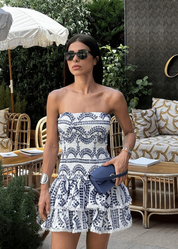 Tjejers avslappnade klänning med slående lagerdesign i blått - för sommarnöjen