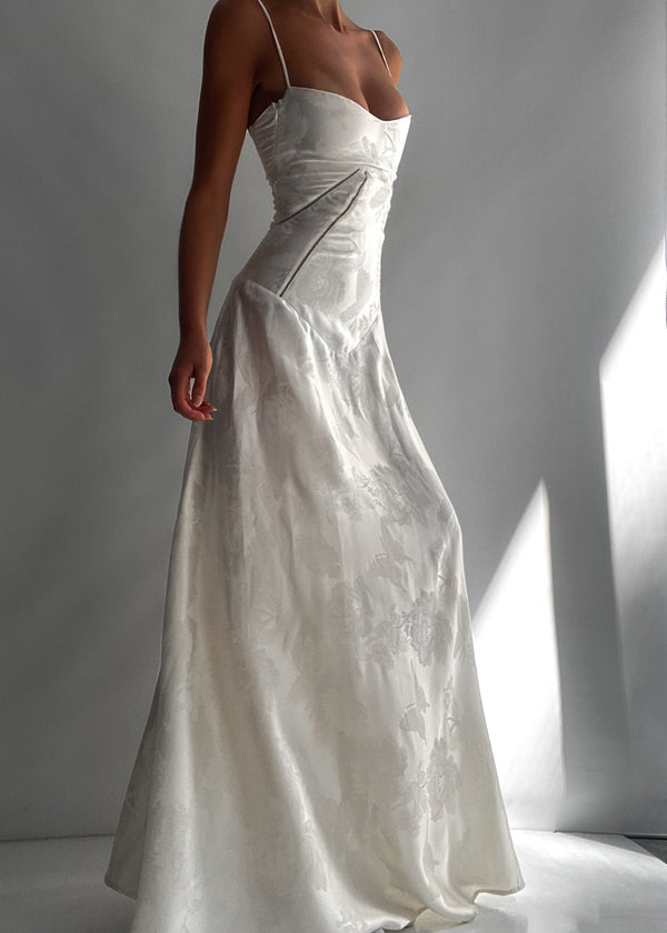 Damernas maxiklänning - avslappnad klänning i beige med blommönster och spetsbak - elegant kvällsmode för speciella tillfällen