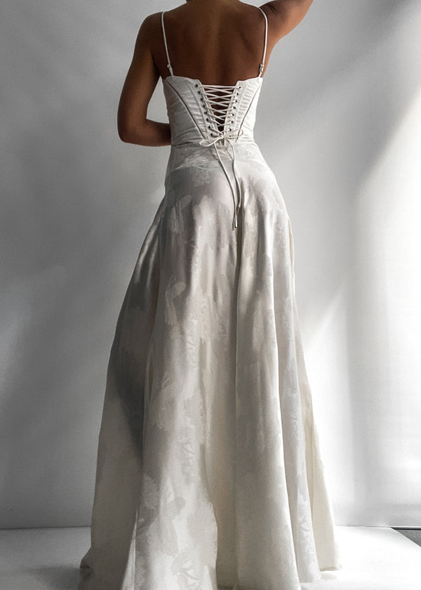 Damernas maxiklänning - avslappnad klänning i beige med blommönster och spetsbak - elegant kvällsmode för speciella tillfällen