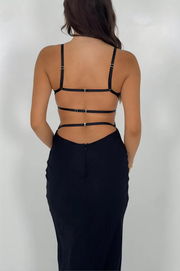 Kvinnlig festklänning med cut-out i elegant svart - chic kvällsmode med ärmlös design