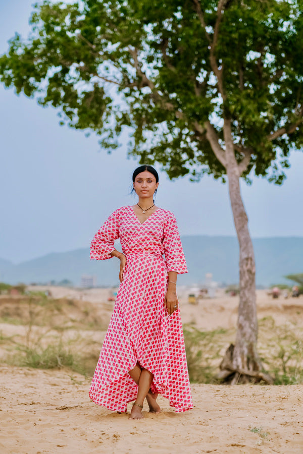 Vindsjurk – blommig rosa kvinnorklänning