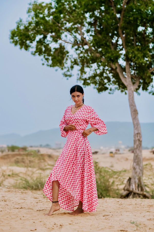 Vindsjurk – blommig rosa kvinnorklänning