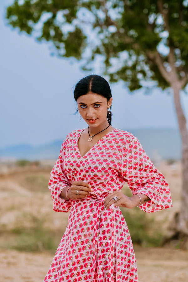 Vindsjurk – blommig rosa kvinnorklänning