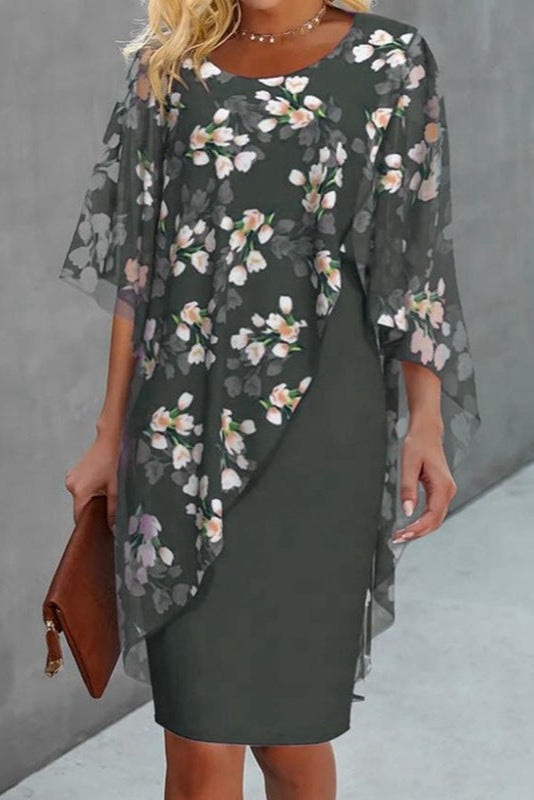 Blomstrande klänning med overlay - elegant damklänning med chiffondetaljer