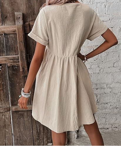 Texturerad beige mini-klänning med djup v-ringning för stiliga kvinnor