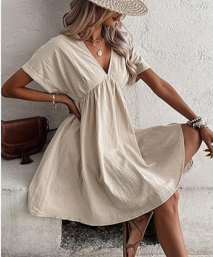 Texturerad beige mini-klänning med djup v-ringning för stiliga kvinnor