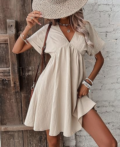 Texturerad beige mini-klänning med djup v-ringning för stiliga kvinnor