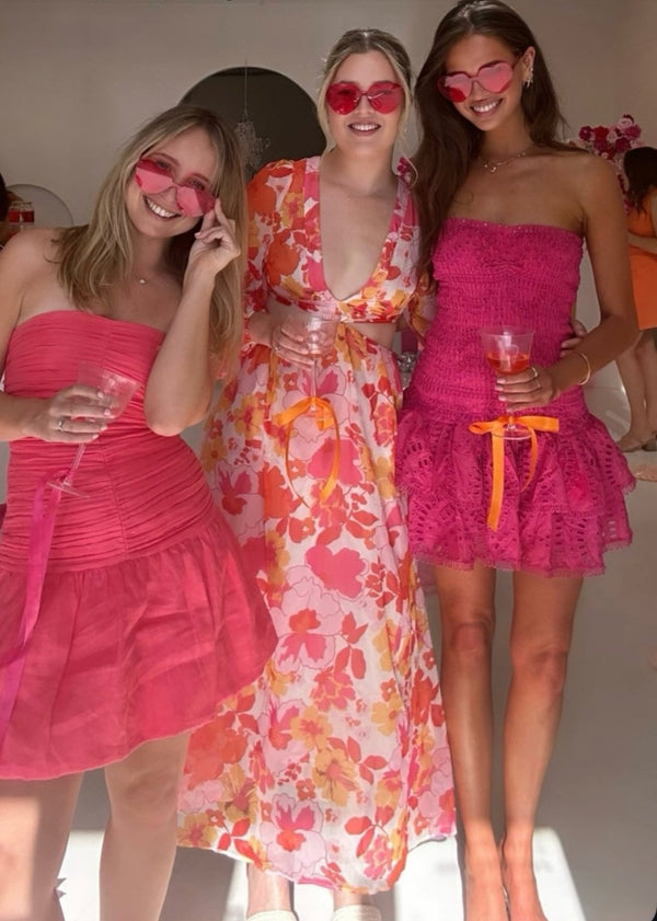 Kvinnors avslappnade klänning - rosa smockad med volangkant för sommarutflykter - stilren och lätt att bära