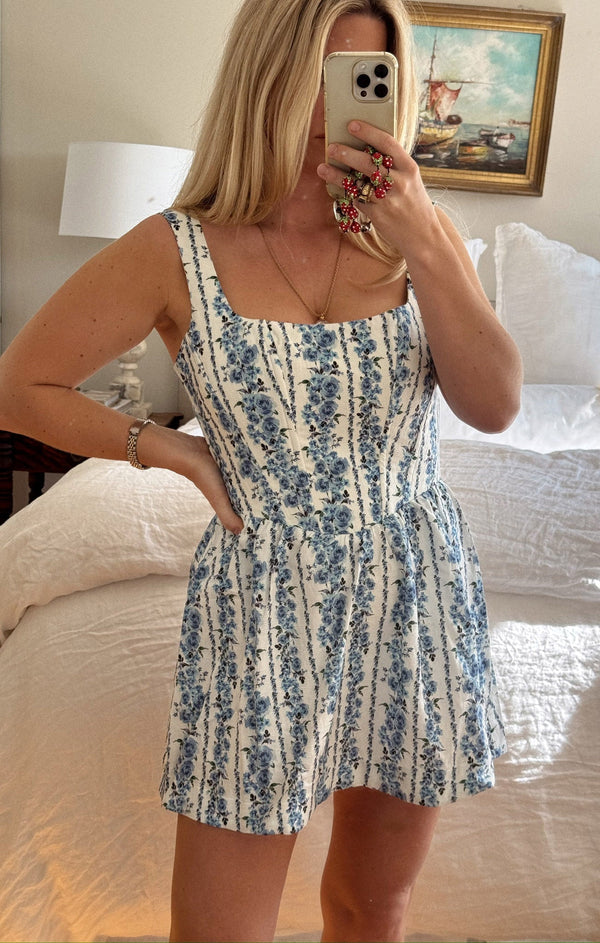 Kvinnors avslappnade blommig skortklänning - lätt sommarplagg i blått