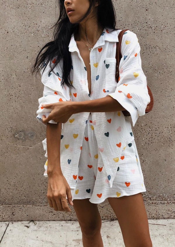 Kvinnors avslappnade blus med hjärttryck - sommarens trendiga stil