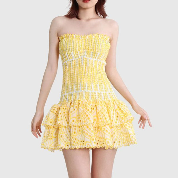 Kvinnors avslappnade mini klänning med smockad design - fladdrande volangkant för sommaren