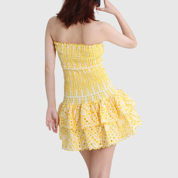 Kvinnors avslappnade mini klänning med smockad design - fladdrande volangkant för sommaren
