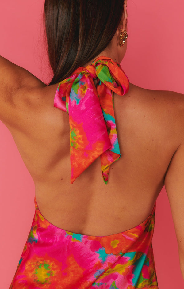 Kvinnors avslappnade miniklänning - livfull rosa blommönstrad halterneck sommarklänning